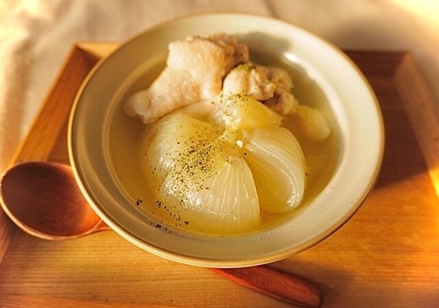 作業時間はたったの5分 あとは煮るだけ 丸ごと新玉ねぎと手羽元のにんにく塩麹スープ Michill Bygmo ミチル