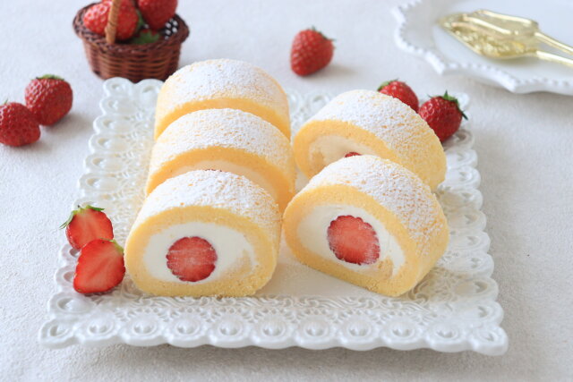 100均の型とラップで簡単にできる！丸ごと苺のロールケーキのレシピ 