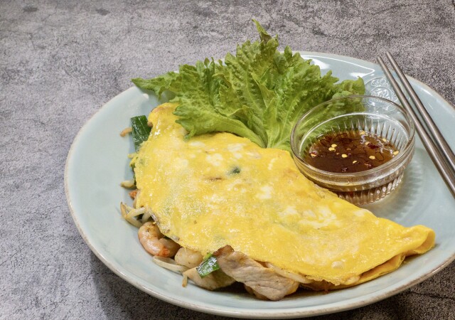 ライスペーパーで簡単にもちもち食感！ベトナム風お好み焼きバインセオのレシピ