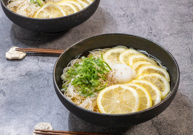 めんつゆを使ってもっとさっぱり！暑い日に食べたい「レモンそうめん」のレシピ