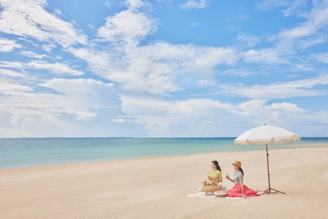 沖縄・小浜島のビーチで絶景ピクニック♡碧い海と白砂を堪能する贅沢時間