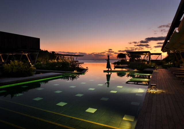 星空の下、非日常空間で過ごす大人の夜時間♡星のや沖縄の「宵涼みナイトプール」