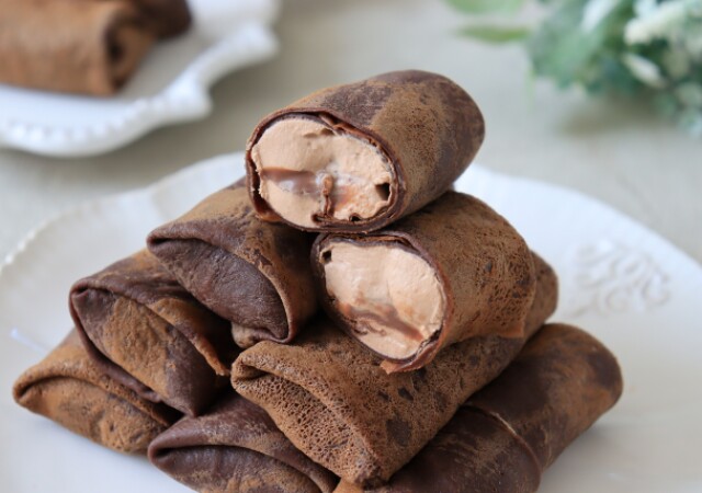 作りたてはもっちもち！次の日はしっとり♡コンビニの人気スイーツ！濃厚チョコクレープのレシピ