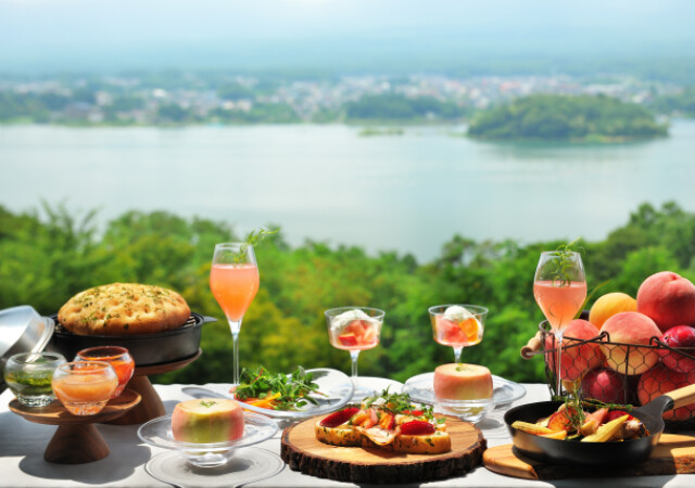 河口湖を眺めながら山梨県産の桃を贅沢に食べ比べ♡1日1組限定の特別なモーニング体験