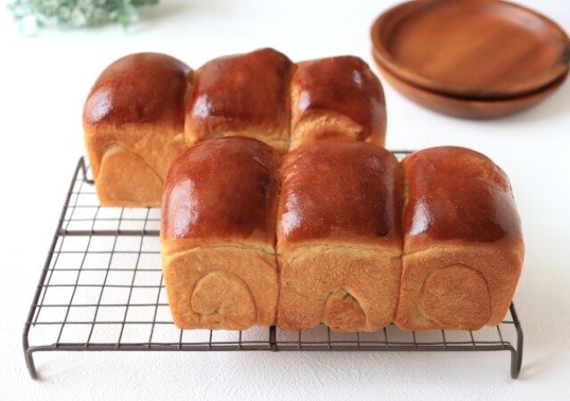 「100均のパウンド型でこんなのできるの？」「毎日食べたい！」シンプル黒糖食パンのレシピ