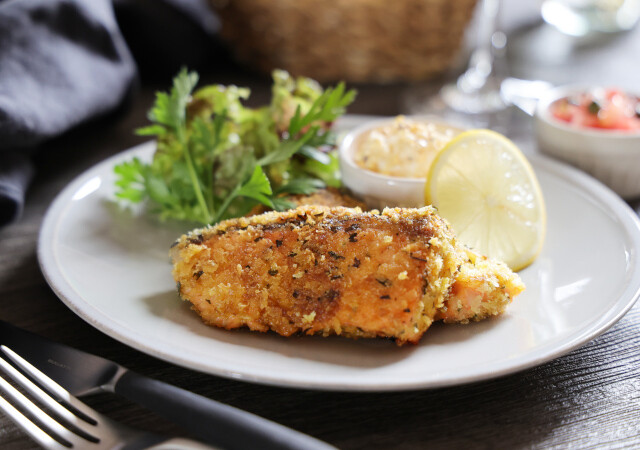 「サクサク食感がクセになる！」「まるでレストランの味！」カレーマヨのサーモン香草焼きレシピ