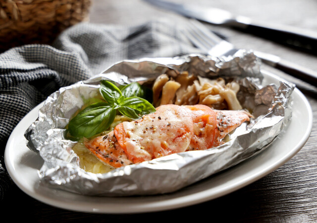 「材料を包んで焼くだけなのに凝ってる風！」「後片付けも簡単！」秋鮭のイタリアンホイル焼き