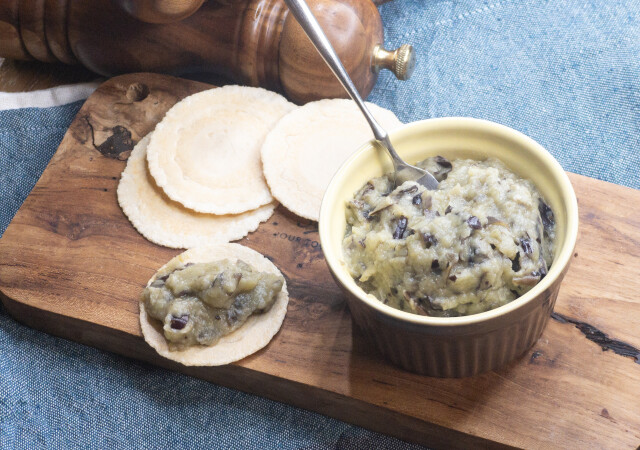 「茄子にこんな食べ方があったとは！」「貧乏人のキャビア！？」簡単焼きナスのディップのレシピ