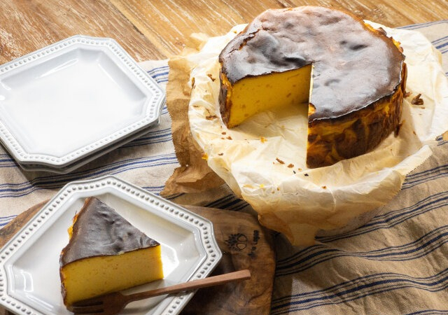 ハロウィンにも！ワンボールで混ぜて焼くだけ！簡単すぎる「かぼちゃのバスクチーズケーキ」