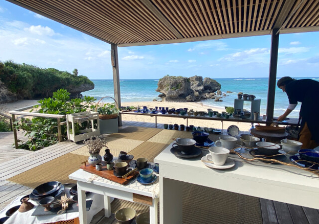 海辺で器とお茶を味わう♡沖縄・読谷で見つける自分好みの推しに出会える「海辺のやちむん市」