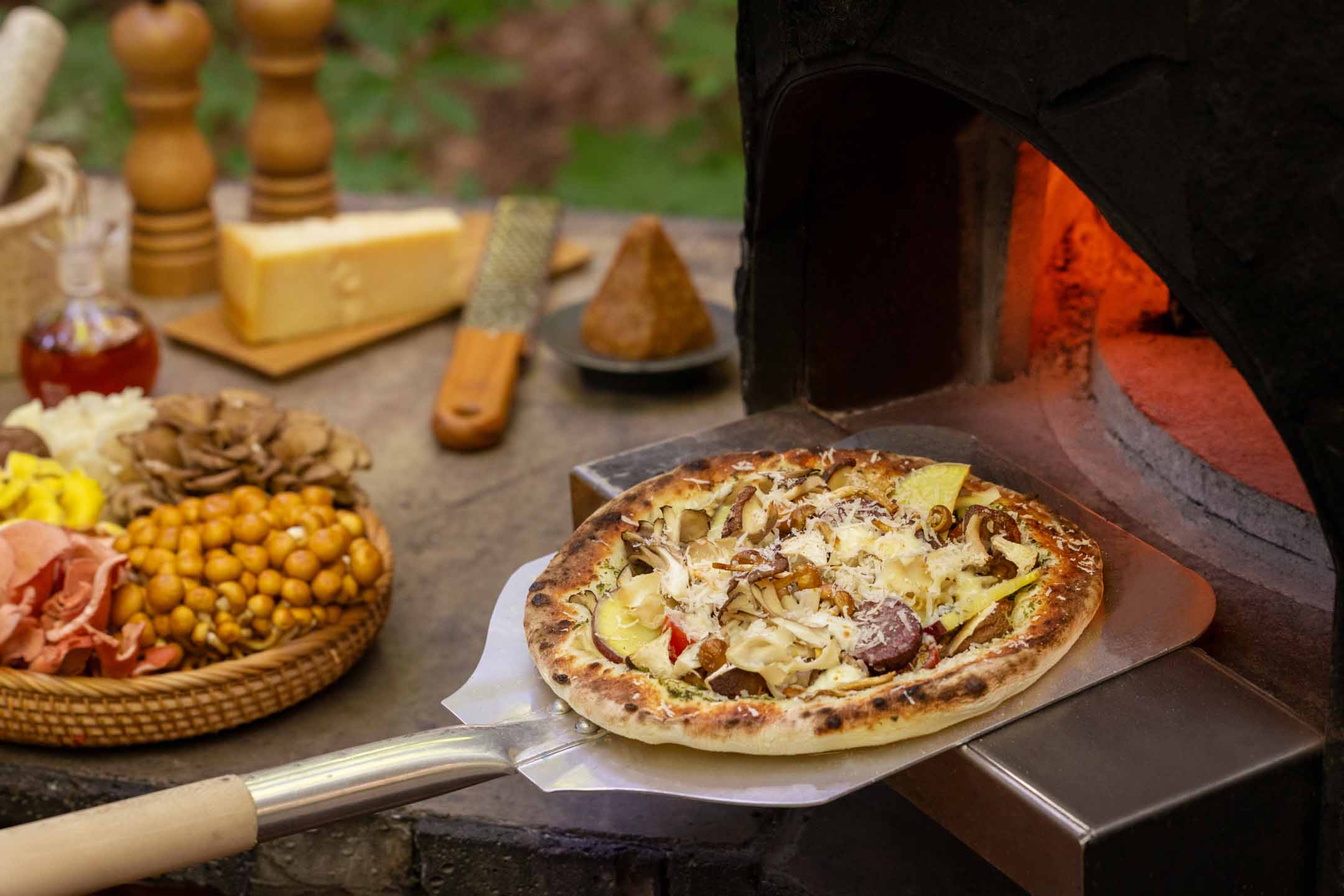 和梨ドリンクや石窯ピザづくりも楽しめる！富士北麓グランピングで楽しむ秋の森ステイ