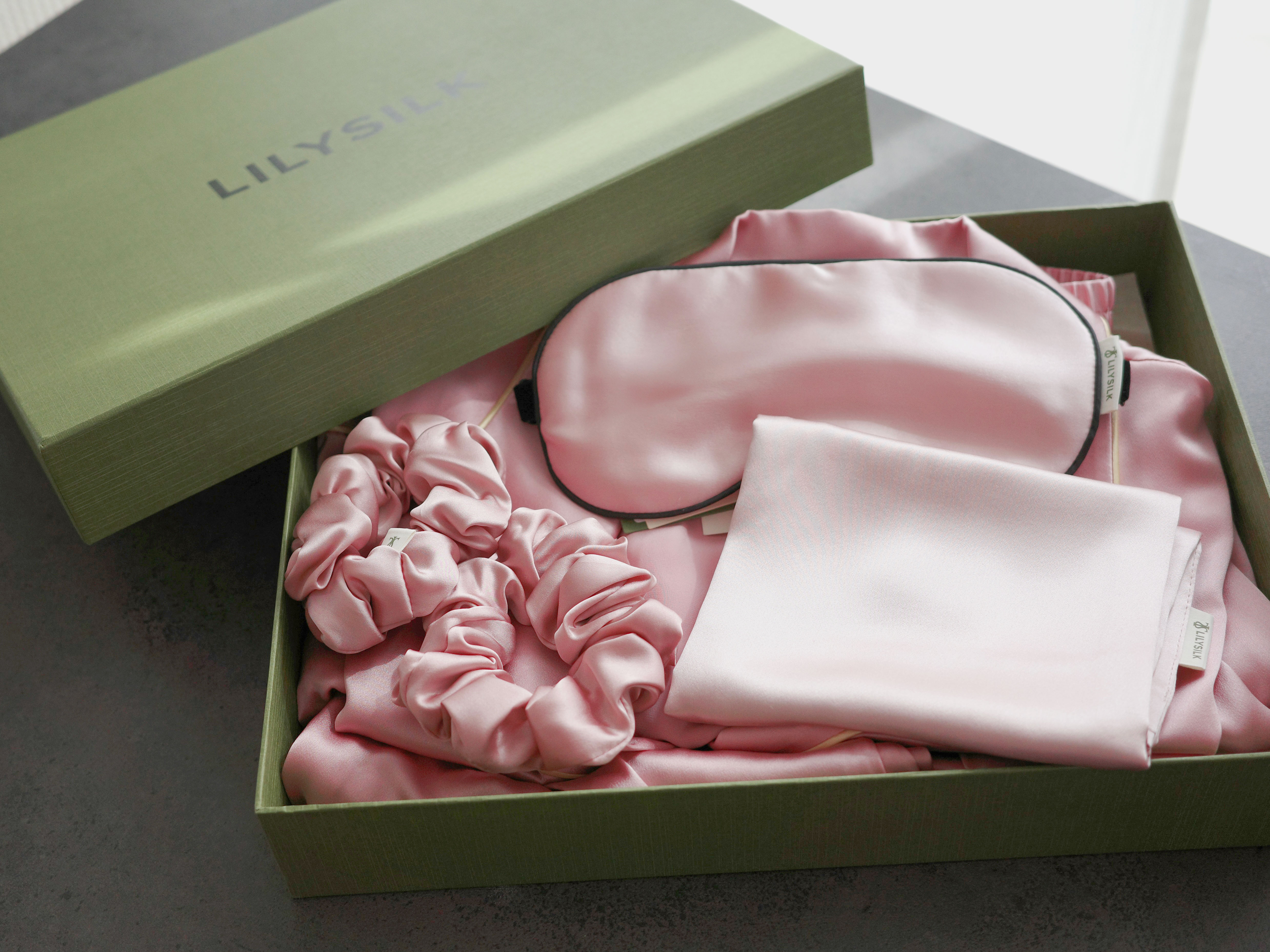 大切な人にも、自分にも贈りたい。上質素材に包まれる“リリーシルク”の極上ギフト