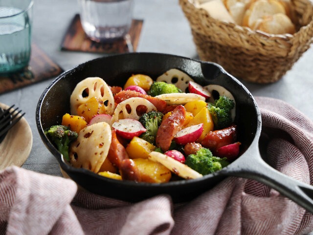 「フライドポテトより美味しくてヘルシー！」彩り野菜とソーセージのジャーマンポテト