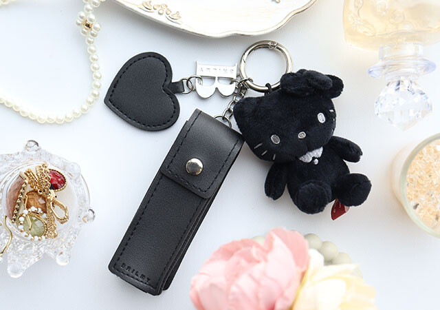 この付録…見つけたら即買い推奨！真っ黒が大人っぽい♡ハローキティのリップケース＆チャーム