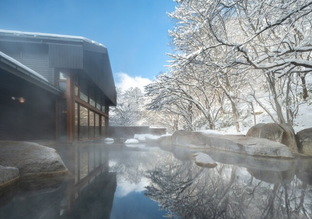 東京から90分！冬の森を探検したら源泉かけ流し温泉へ♡ひとりでも楽しい軽井沢の日帰りプラン