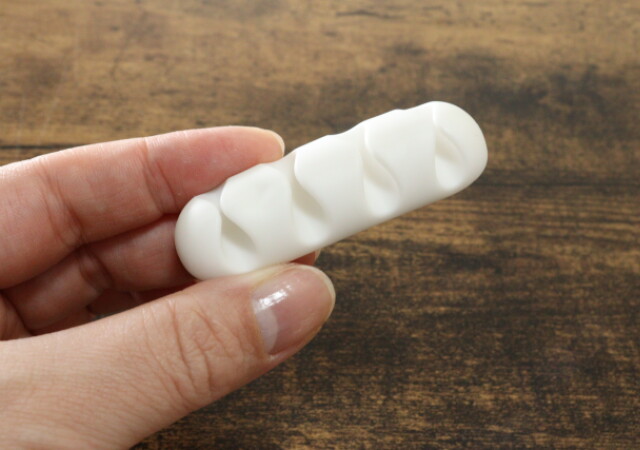 悩んでる人ダイソーの使ってみて！ケーブルのごちゃつき即スッキリ♡デスク整理の必須アイテム