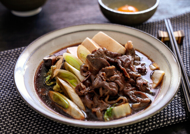 「お鍋洗わなくていいのありがたい」「味しみしみ白ごはんが進む！」レンジで5分の簡単すき焼き