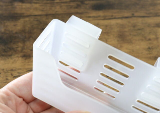 セリアで見つけて飛びついた！フックの位置を変えられるって斬新！アイディアが光る収納ケース