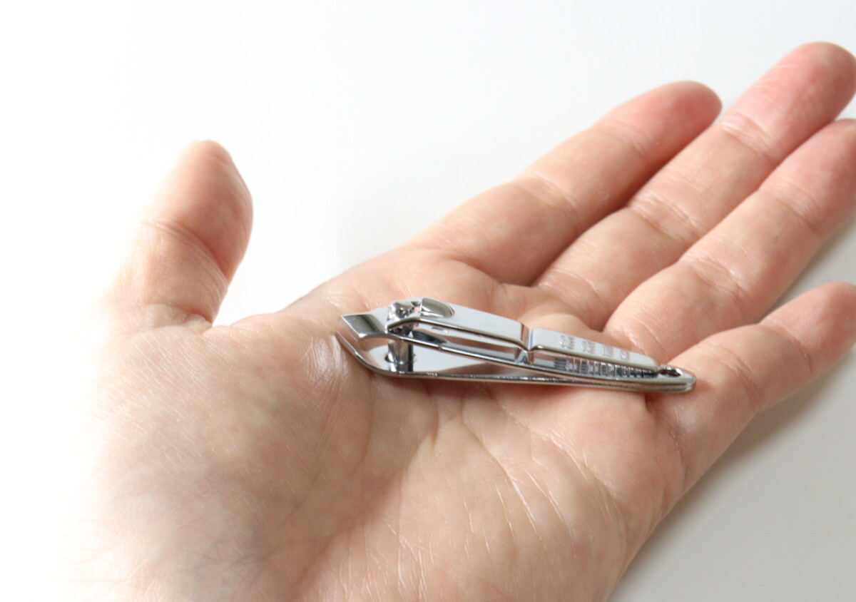 ダイソーで持ち運びの最適解みつけた！小さいのに意外と機能的♡ポーチに入れときたいケアグッズ