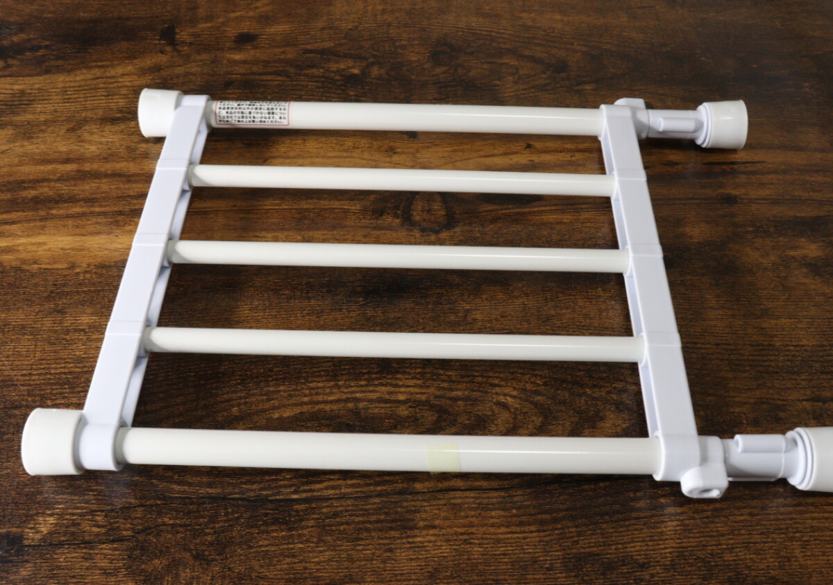 ダイソーさん有能すぎるよ！「場所によっては諦めてた…」段差があっても取り付けられる丈夫な棚