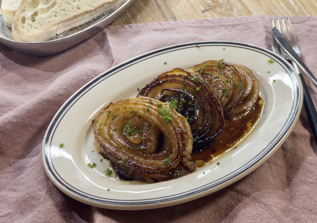 「新玉ねぎあるうちは週5で作る！」「焼くだけなのにとろける～」新玉ねぎの簡単ステーキ
