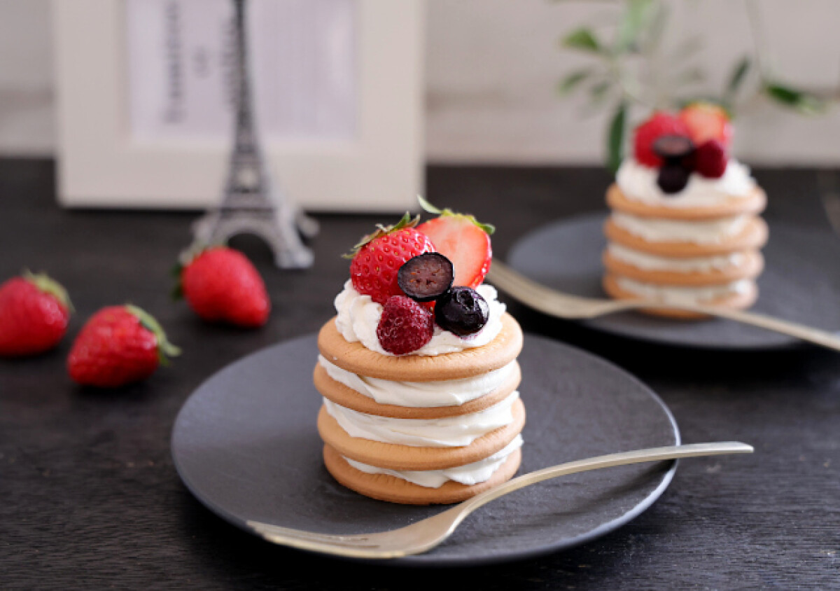 どんどん重ねるだけの簡単スイーツ！しっとり美味しい♡いちごのビスケットケーキ