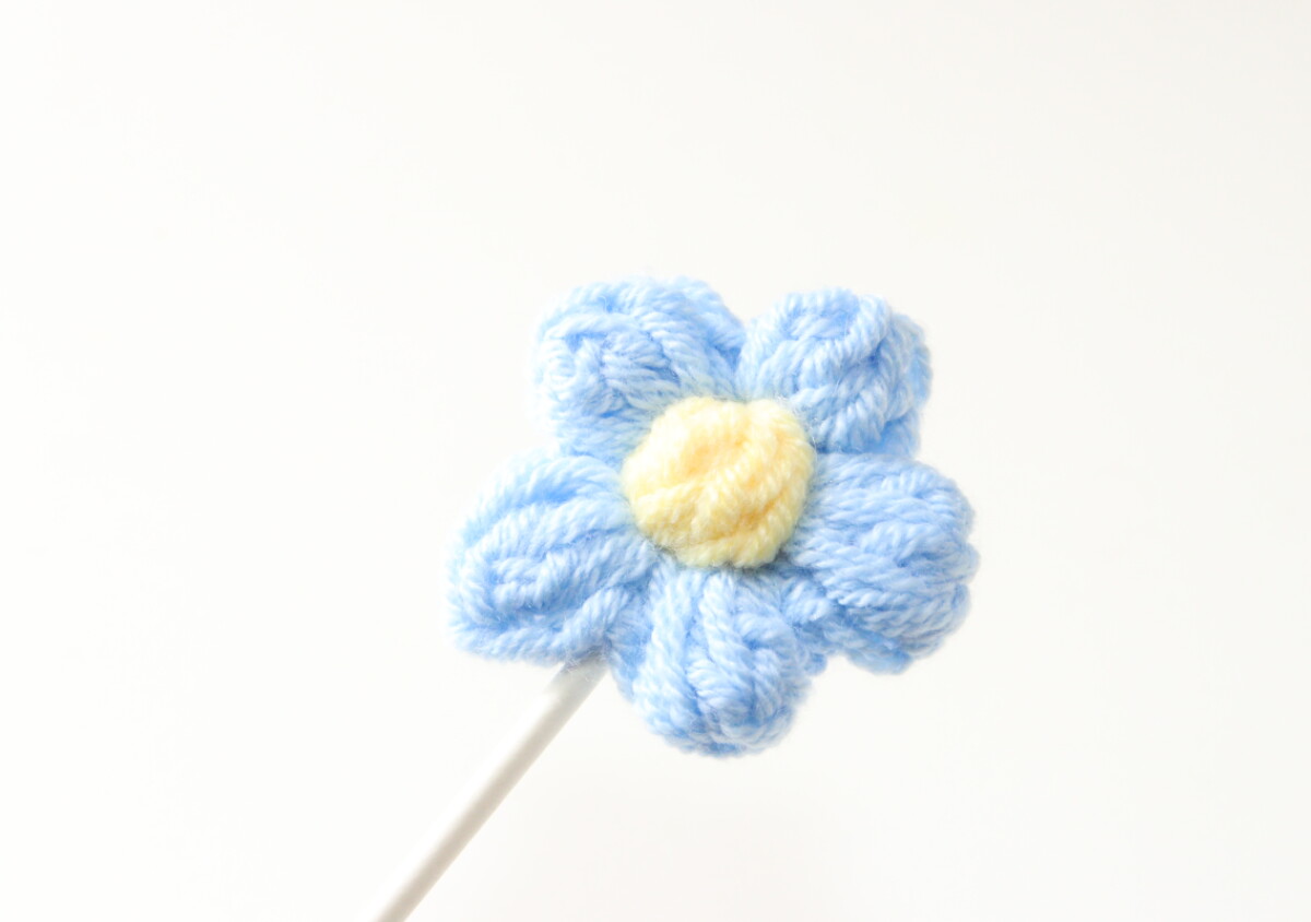 さすがセリアさんお洒落だわ～！自分用にも欲しくなる♡毛糸でできた枯れないお花