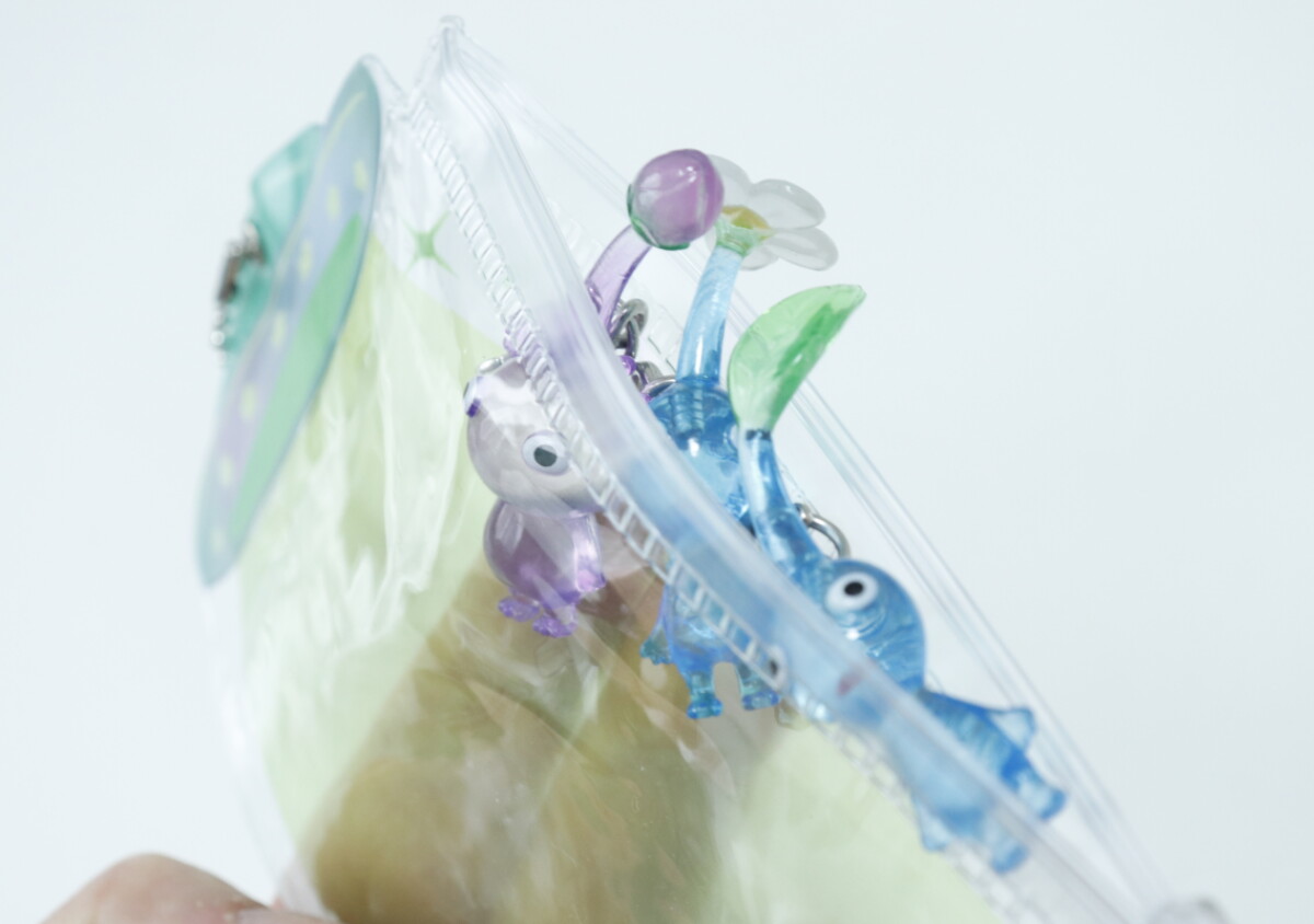 セリアのケースがデザイン良すぎ！収納するだけで可愛さ倍増♡傷からも守れる推し活グッズ