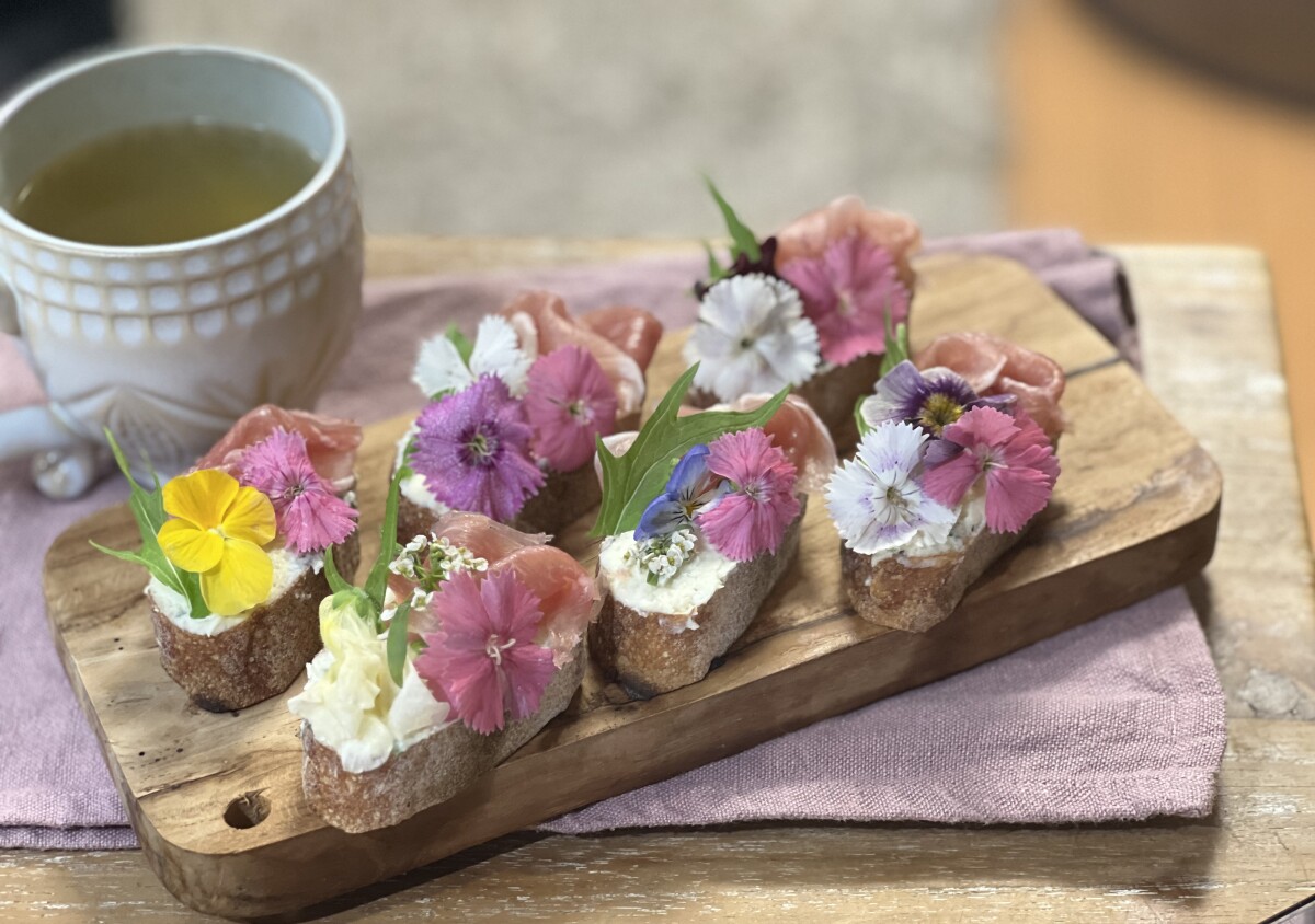 簡単なのに華やか！エディブルフラワーのタルティーヌ