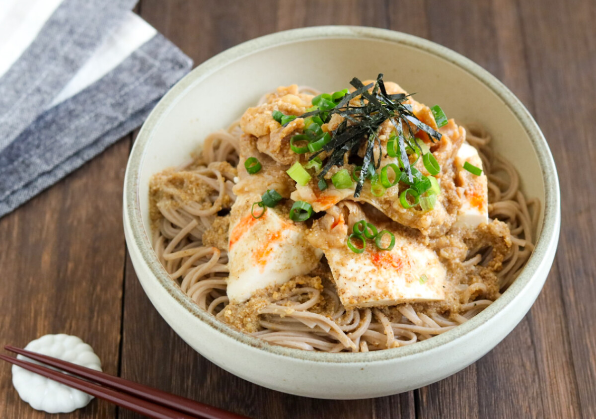 DAIGOも台所で大人気！山本ゆりさんの「冷製豆腐甘辛肉そば」が簡単なのにおいしすぎた！