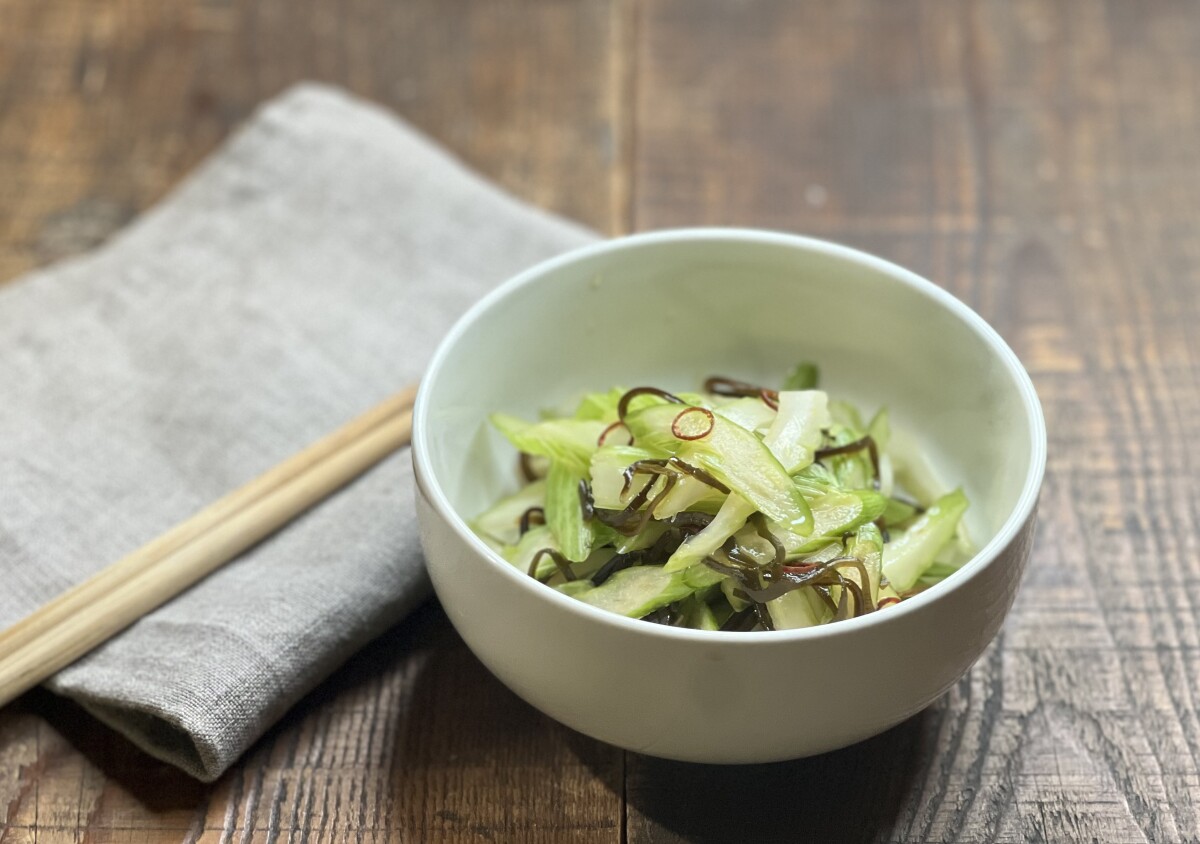 切って和えるだけでこんなに美味しくなるの！？塩昆布で簡単！セロリの浅漬けのレシピ
