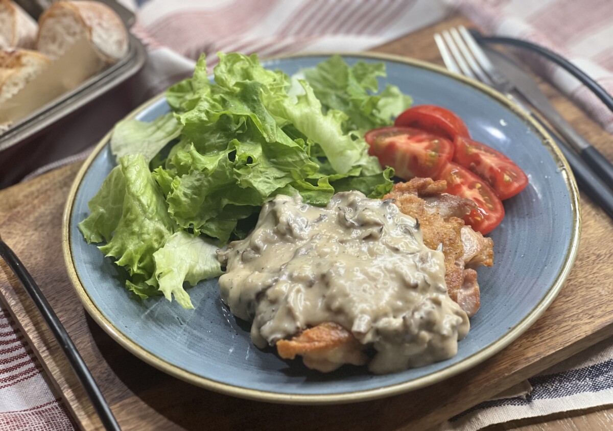 きのこも鶏肉も焼くだけでこんなに美味しくなるなんて！チキンソテーきのこクリームソース