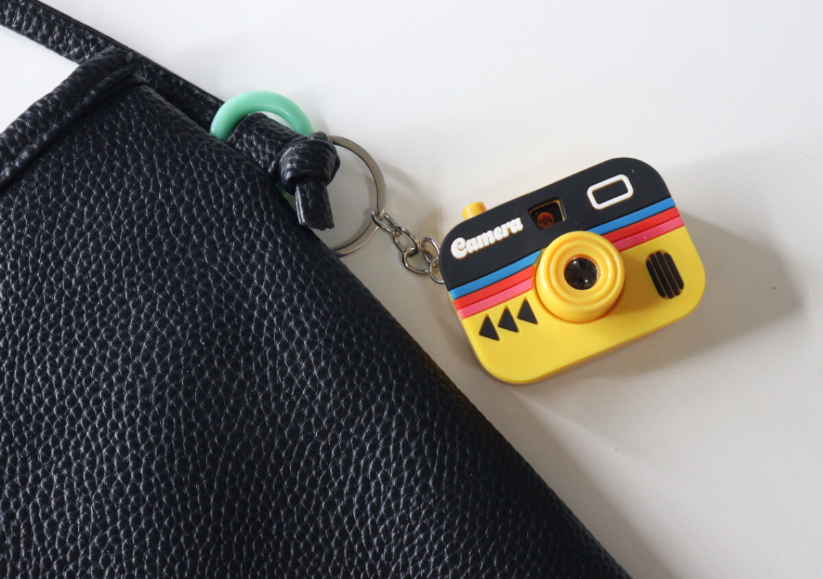 さすがセリア！可愛いだけじゃなかった！スイッチを入れると…遊び心満載のキーホルダー