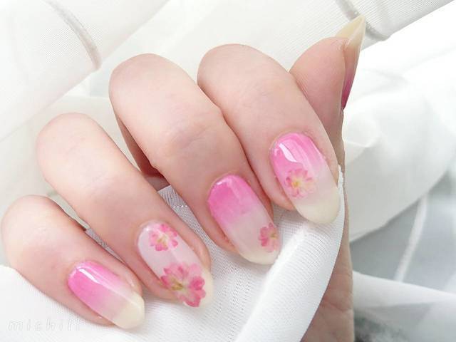 100均ネイルのベースコートだけで作る 指に咲く桜ネイル E Start マガジン